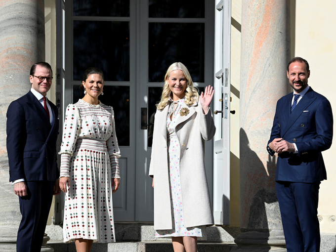 Kronprinsparet ble ønsket velkommen av Kronprinsesse Victoria og Prins Daniel ved Haga slott, Kronprinsesseparets offisielle bolig. Anders Wiklund / NTB